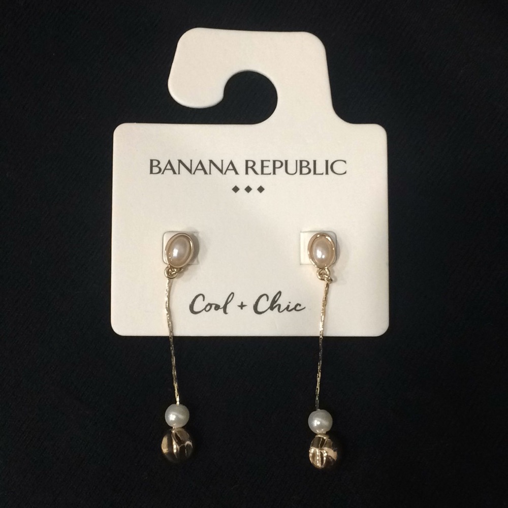 Banana Republic pearl drop earrings